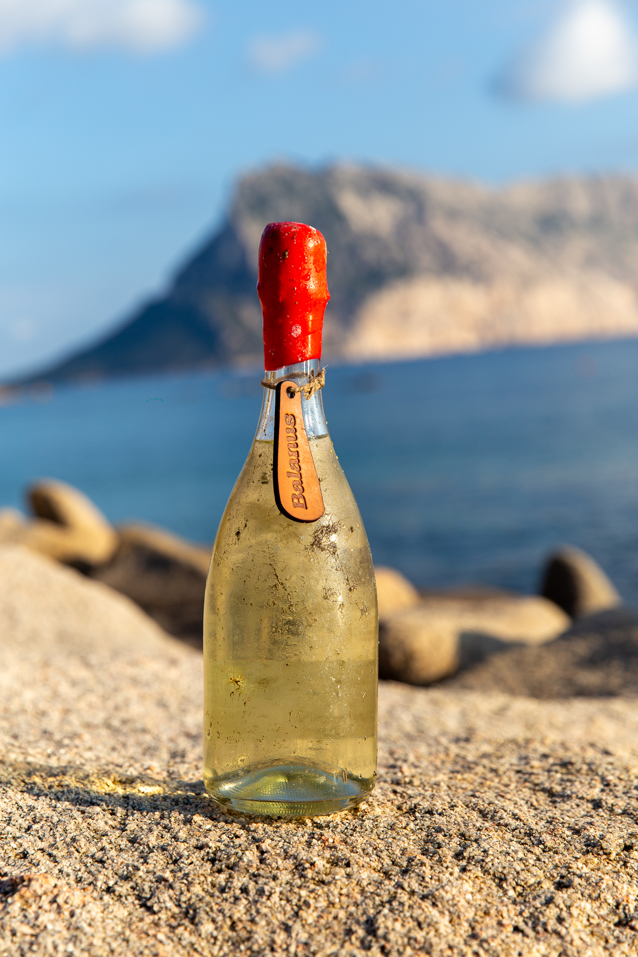 Bottiglia Balanus con Isola di Tavolara sullo sfondo
