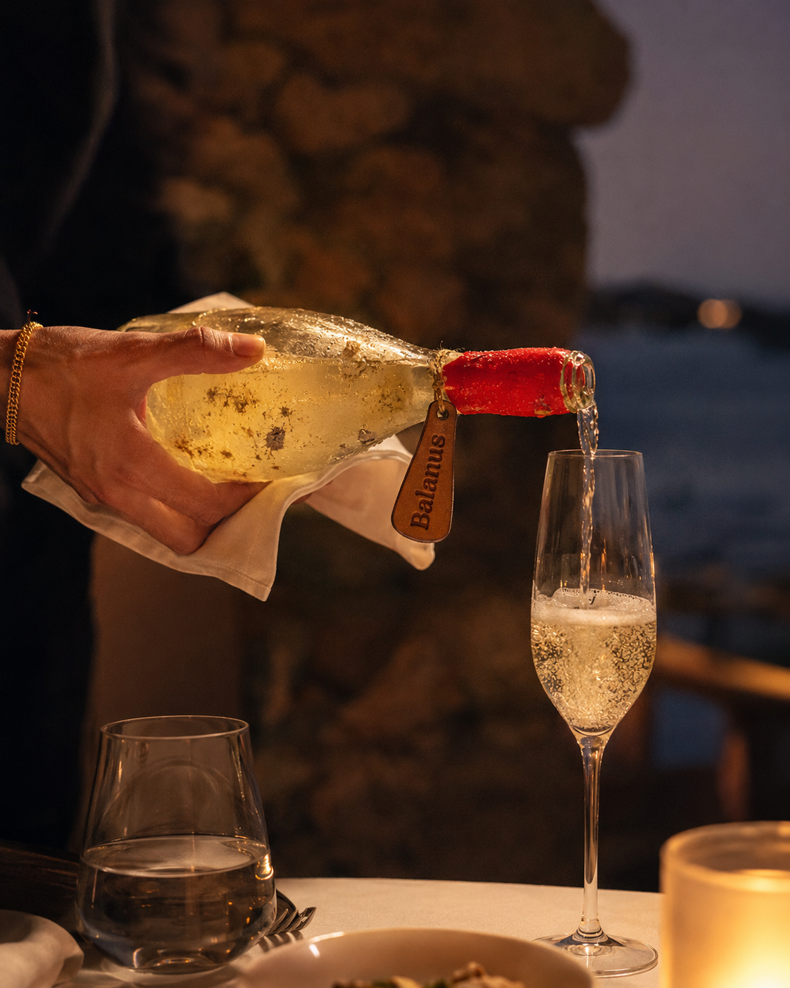 Balanus servito in un calice durante una cena al tramonto